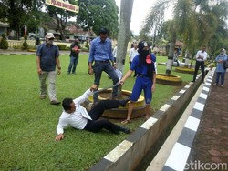 Pelaku Penyerangan Mapolres Banyumas Jalani Rekonstruksi