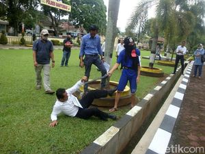 Pelaku Penyerangan Mapolres Banyumas Jalani Rekonstruksi Pelaku Penyerangan Mapolres Banyumas Jalani Rekonstruksi