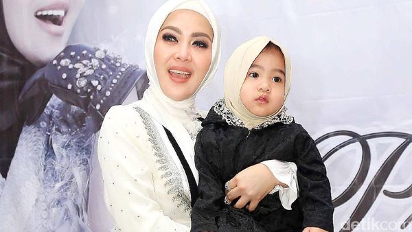 Gendong Keponakan, Syahrini Kapan Nikah?
