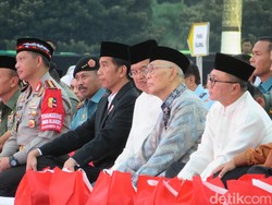 Jokowi-JK hingga Ketua MPR Santap Nasi Kotak Bersama di Mabes TNI