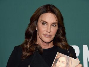 Lagi di Magelang, Caitlyn Jenner Dirias Oleh Makeup Artist Ryan Ogilvy Lagi di Magelang, Caitlyn Jenner Dirias Oleh Makeup Artist Ryan Ogilvy