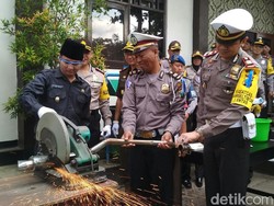 Ribuan Miras dan Knalpot Brong Dimusnahkan Polisi Trenggalek