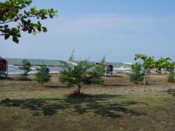 Leha-leha Habis Salat Ied, Pantai Sigandu Batang Bisa Jadi Pilihannya!