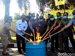 Ribuan Botol Miras dan Ratusan Obat Keras Tanpa Izin Dimusnahkan