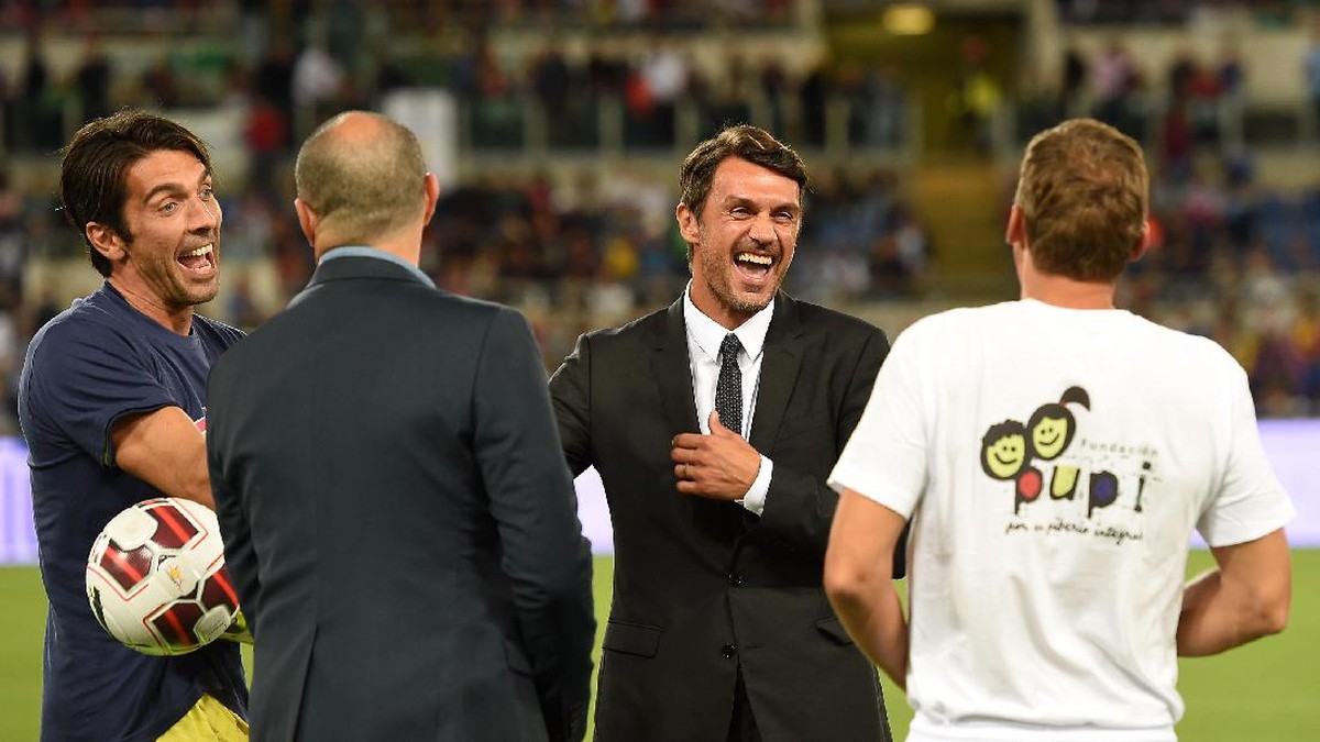 Paolo Maldini bersama Gianluigi Buffon di sebuah laga amal pada 2014 silam. (Foto: Giuseppe Bellini/Getty Images)