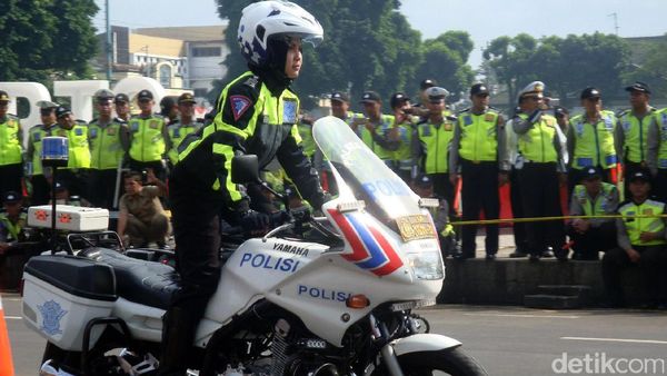 Ketika Polwan Beraksi di Atas Motornya