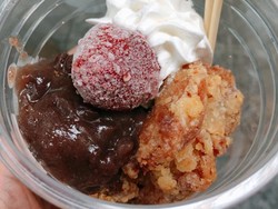 Kayak Apa Rasanya? Ayam Goreng Diberi Topping Whipped Cream dan Strawberry!