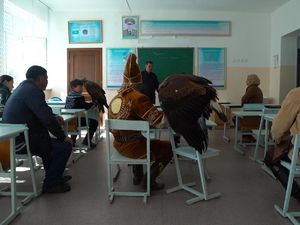 Menilik Sekolah Berburu dengan Elang di Kazakhstan