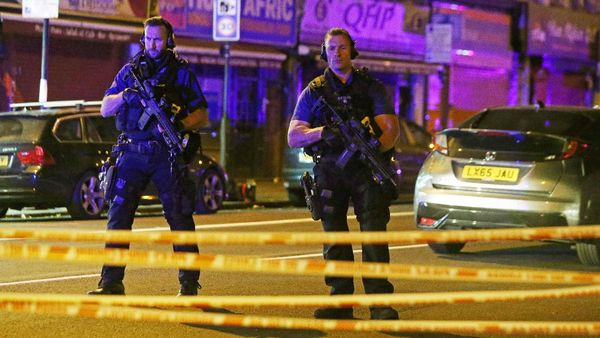 Mobil Tabrak Pejalan Kaki di London Utara