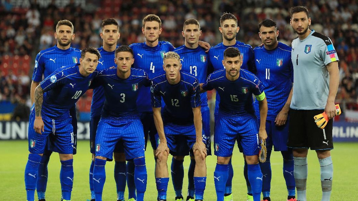 Gianluigi Donnarumma (pojok kanan atas, berdiri) dalam laga U-21 antara Italia vs Denmark (Foto: Stephen Pond/Getty Images)