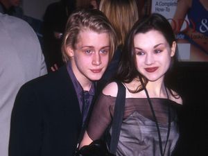 5 Selebriti yang Menikah Muda di Usia Belasan Tahun 5 Selebriti yang Menikah Muda di Usia Belasan Tahun