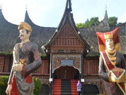 Ngabuburit Sambil Belajar Sejarah Minang di Istana Baanjuang