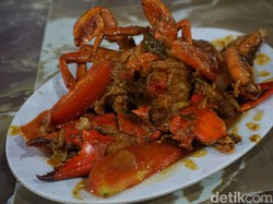 Seafood 45: Huah! Disengat Pedasnya Kepiting Saus Padang