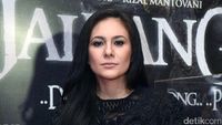 Pretty in Black! Wulan Guritno Tampil Serba Hitam