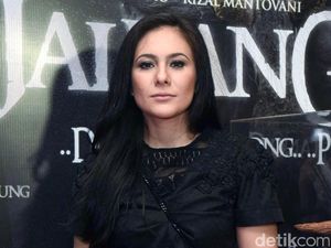 Pretty in Black! Wulan Guritno Tampil Serba Hitam
