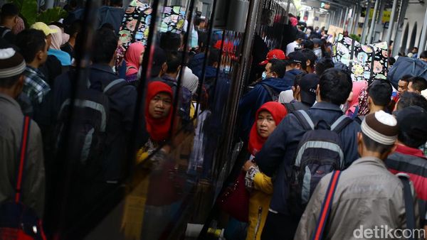 Stasiun Senen Mulai Dipadati Pemudik