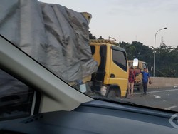 Kecelakaan Truk di KM 31 Tol JORR arah Pasar Rebo