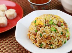Pencinta Nasi Goreng, Yuk Cicip Nasi Goreng Buntut Sedap di Sini!