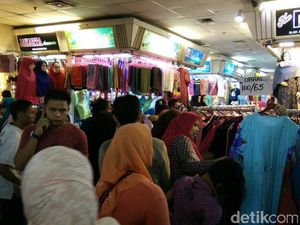 Lebaran Makin Dekat, Pasar Tanah Abang Masih Ramai Diserbu Pembeli