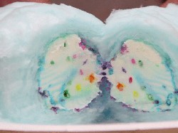 Chrissy Teigen Muak dengan Cotton Candy Burrito yang Sedang Tren