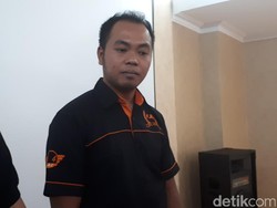 Saat Sopir Taksi Online F Dihukum Buka Baju, Semua Orang Menonton