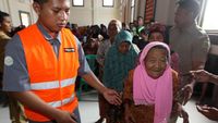 Warga Antre Sembako di Desa Cicau, Cikarang