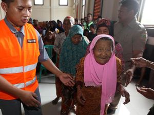 Warga Antre Sembako di Desa Cicau, Cikarang