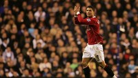 Musim terbaik Ronaldo di MU adalah 2006/2007 setelah dia memenangi penghargaan Pemain Muda Terbaik sekaligus Pemain Terbaik Premier League musim tersebut. CR7 juga menerima penghargaan serupa sebagai Pemain Terbaik Pilihan Fans serta Pemain Terbaik Pilihan Wartawan (Foto: Richard Heathcote/Getty Images)