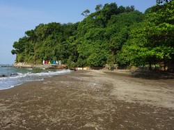 Melipir Sejenak ke Pantai Tersembunyi di Batang