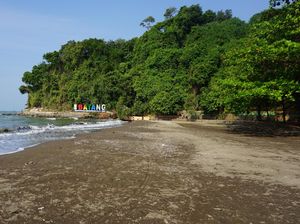 Melipir Sejenak ke Pantai Tersembunyi di Batang Melipir Sejenak ke Pantai Tersembunyi di Batang