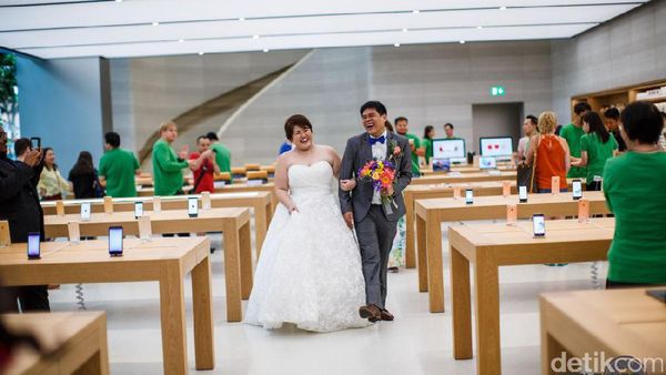 Ketika Apple Store Jadi Lokasi Foto Pernikahan Fanboy