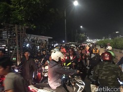 Pemotor Lawan Arus, Lalin di Depan Stasiun Pasar Minggu Macet