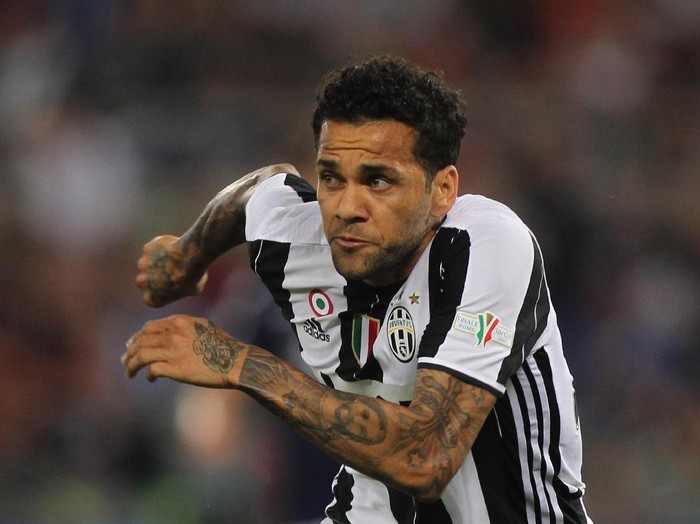 ROME, ITALY - MAY 17: Dani Alves of Juventus FC celebrates after scoring the opening goal during the TIM Cup Final match between SS Lazio and Juventus FC at Olimpico Stadium on May 17, 2017 in Rome, Italy. (Photo by Paolo Bruno/Getty Images)