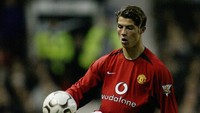Gol pertama Ronaldo untuk Setan Merah dia lesakkan ke gawang Portsmouth. Meski ada David Beckham ketika itu, Ronaldo diberi kesempatan mengeksekusi free kick. Sepakannya dari sisi lapangan merobek gawang Portsmouth (Foto: Alex Livesey/Getty Images).