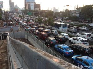 Lalin MT Haryono-Pancoran Macet Parah, Mobil Nyaris Tak Bergerak