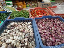 Pedagang Akhirnya Nyerah Jualan Bawang Putih Gara-gara Mahal