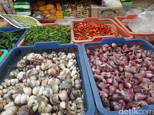 Pedagang Akhirnya Nyerah Jualan Bawang Putih Gara-gara Mahal Pedagang Akhirnya Nyerah Jualan Bawang Putih Gara-gara Mahal