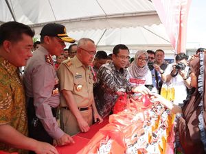 Sinar Mas Salurkan 15 Ribu Liter Minyak Goreng Murah di Riau Sinar Mas Salurkan 15 Ribu Liter Minyak Goreng Murah di Riau