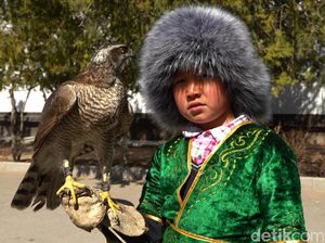 Tradisi Berburu dengan Elang di Kazakhstan