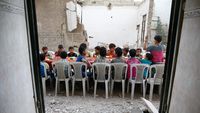 Warga Suriah Bukber di Tengah Reruntuhan Bangunan