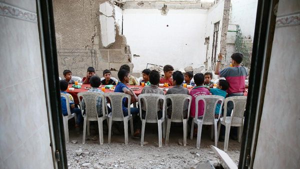 Warga Suriah Bukber di Tengah Reruntuhan Bangunan