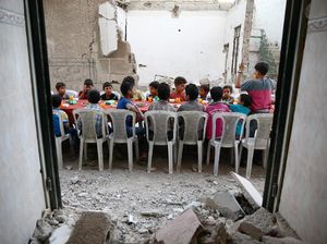 Warga Suriah Bukber di Tengah Reruntuhan Bangunan Warga Suriah Bukber di Tengah Reruntuhan Bangunan