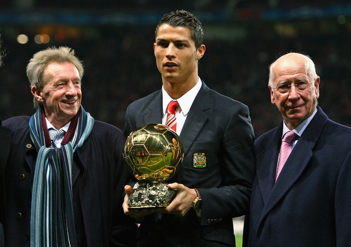MANCHESTER, UNITED KINGDOM - DECEMBER 10:  Cristiano Ronaldo (C) of Manchester United receives the Ballon d'or as the European Footballer of the Year flanked by previous winners Denis Law (L) and Bobby Charlton before the UEFA Champions League Group E match between Manchester United and Aalborg at Old Trafford on December 10, 2008 in Manchester, England.  (Photo by Alex Livesey/Getty Images)