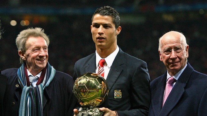 MANCHESTER, UNITED KINGDOM - DECEMBER 10:  Cristiano Ronaldo (C) of Manchester United receives the Ballon d'or as the European Footballer of the Year flanked by previous winners Denis Law (L) and Bobby Charlton before the UEFA Champions League Group E match between Manchester United and Aalborg at Old Trafford on December 10, 2008 in Manchester, England.  (Photo by Alex Livesey/Getty Images)