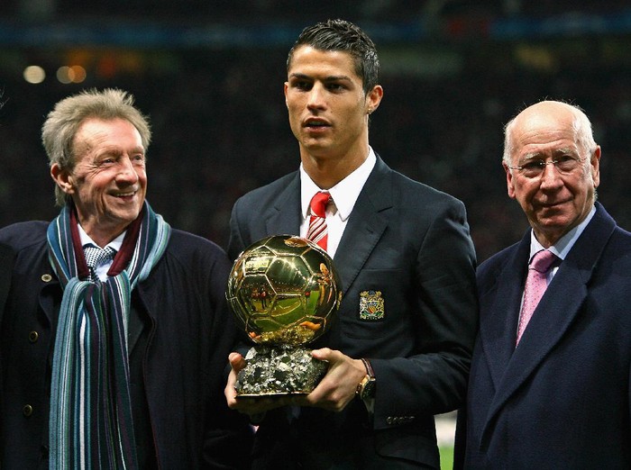 MANCHESTER, UNITED KINGDOM - DECEMBER 10:  Cristiano Ronaldo (C) of Manchester United receives the Ballon d'or as the European Footballer of the Year flanked by previous winners Denis Law (L) and Bobby Charlton before the UEFA Champions League Group E match between Manchester United and Aalborg at Old Trafford on December 10, 2008 in Manchester, England.  (Photo by Alex Livesey/Getty Images)