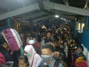 Penumpang Pejalan Kaki Mulai Padati Pelabuhan Merak Penumpang Pejalan Kaki Mulai Padati Pelabuhan Merak