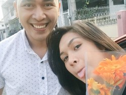 Sopir Uber Kembalikan Ponsel Penumpang Cantik Plus Bunga