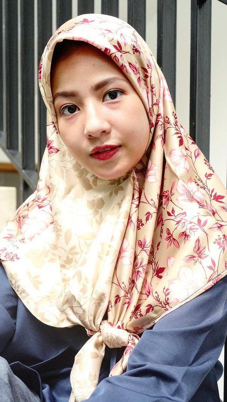 Foto 10 Inspirasi Gaya Hijab Satin Bermotif Ala Selebriti