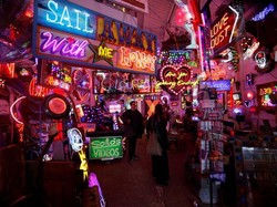 Unik! Galeri Seni di London Pajang Ratusan Neon dan Reklame