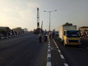 Kontainer Terguling di Flyover Kranji Dievakuasi, Lalin Lancar